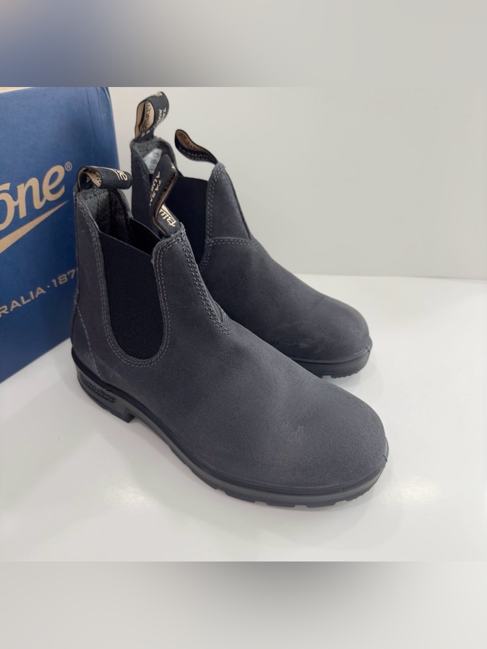 Blundstone 1910 Women’s Suede Chelsea Ankle boots